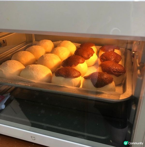 啱啱焗好新鮮出爐嘅牛奶麵包和肉桂脆皮包，配咖啡一流！