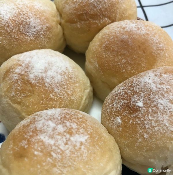 啱啱焗好新鮮出爐嘅牛奶麵包和肉桂脆皮包，配咖啡一流！