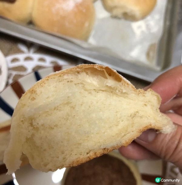 啱啱焗好新鮮出爐嘅牛奶麵包和肉桂脆皮包，配咖啡一流！