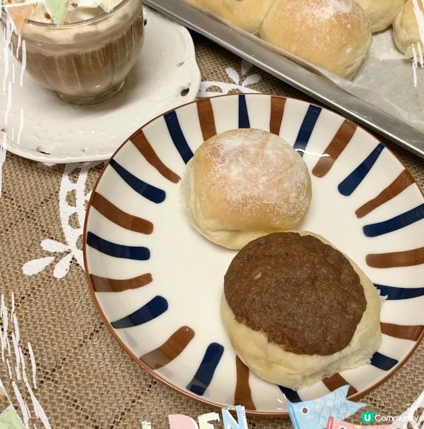 啱啱焗好新鮮出爐嘅牛奶麵包和肉桂脆皮包，配咖啡一流！