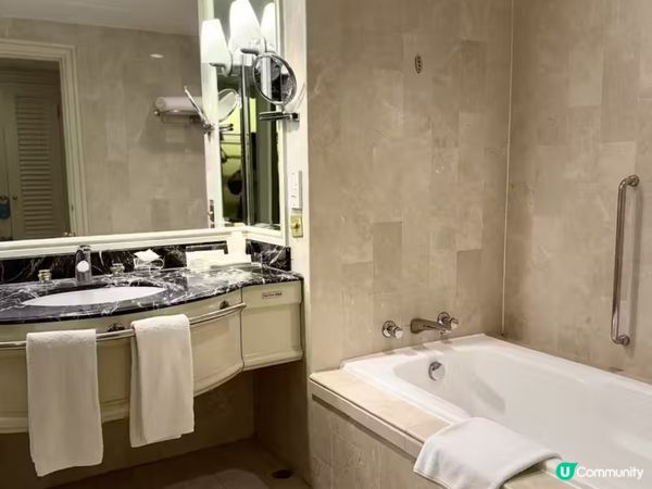 澳門生日酒店家庭房之旅 👨‍👩‍👧‍👦  
酒店房間超大，兩個露台