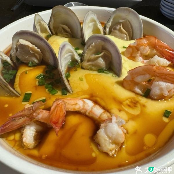 海鮮蒸水蛋，滿佈鮮蝦、蜆肉，水蛋很香滑，口感豐富