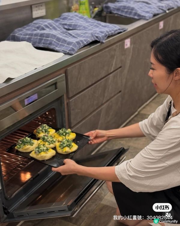 焗爐香噴噴 🍞  兩兄妹搶住食😋