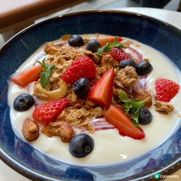 烤堅果野莓酸奶碗·賣相精緻·酸奶香滑味道濃郁，清新又健康