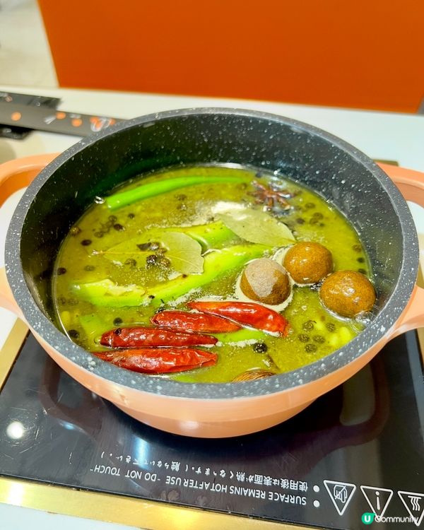 任飲台式飲品的台式火鍋 