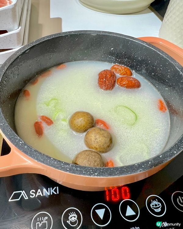 任飲台式飲品的台式火鍋 