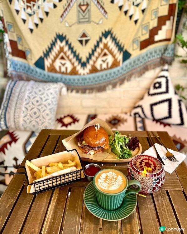 鬧市中尋找到寧靜的角落，店內裝飾充滿着異國風情，感覺暫時去了...