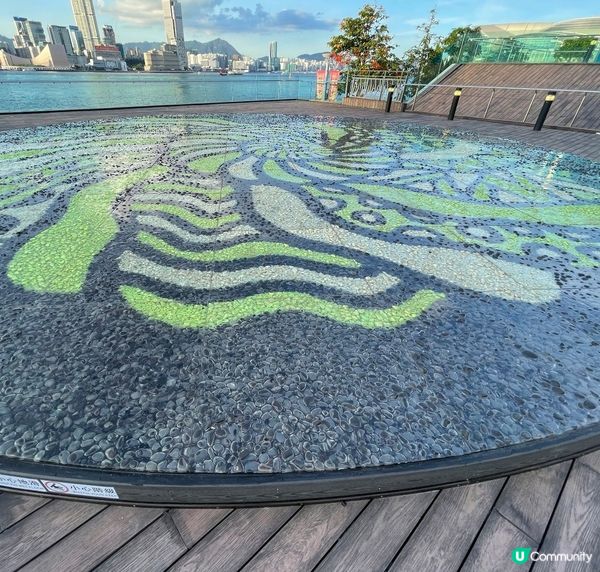 中西區海濱長廊一邊欣賞海景一邊欣賞展覽，呢度有一個大型戶外藝...