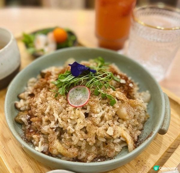 蘑菇忌康湯，上面有脆脆竹炭麵包糠，好特別！