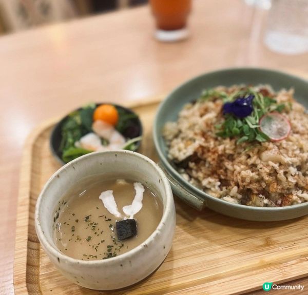 蘑菇忌康湯，上面有脆脆竹炭麵包糠，好特別！