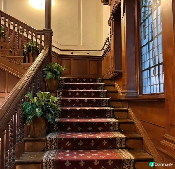 孫中山紀念館內部装修瑰麗堂皇，弧形陽臺有希臘式巨柱承托，色彩...