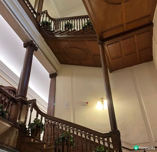 孫中山紀念館內部装修瑰麗堂皇，弧形陽臺有希臘式巨柱承托，色彩...