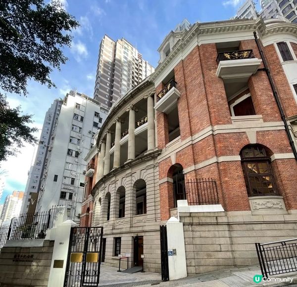 孫中山紀念館內部装修瑰麗堂皇，弧形陽臺有希臘式巨柱承托，色彩...