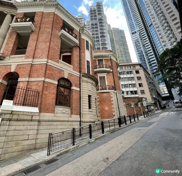 孫中山紀念館內部装修瑰麗堂皇，弧形陽臺有希臘式巨柱承托，色彩...