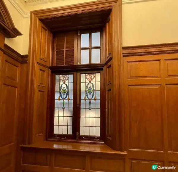 孫中山紀念館內部装修瑰麗堂皇，弧形陽臺有希臘式巨柱承托，色彩...