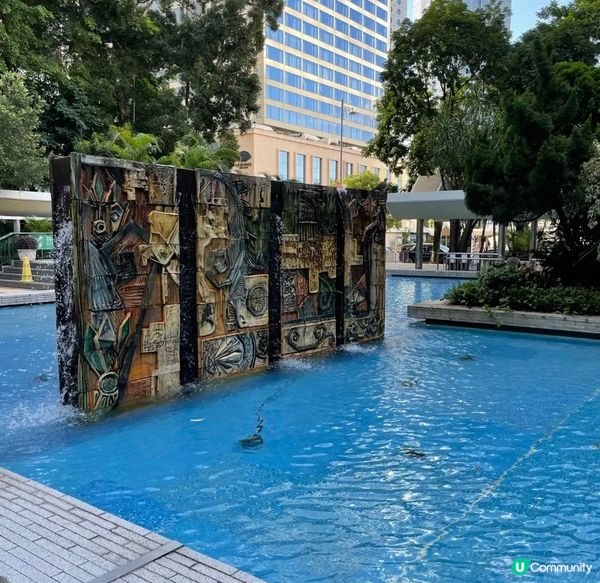 香港島中環「皇后像廣場花園」為早年維多利亞城的地標性廣場建築...