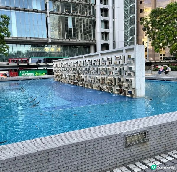 香港島中環「皇后像廣場花園」為早年維多利亞城的地標性廣場建築...