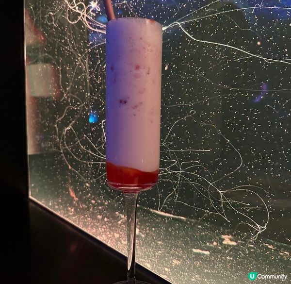 水母主題嘅餐廳真係第一次見，每一桌都有水母陪伴，個個都瘋狂打...