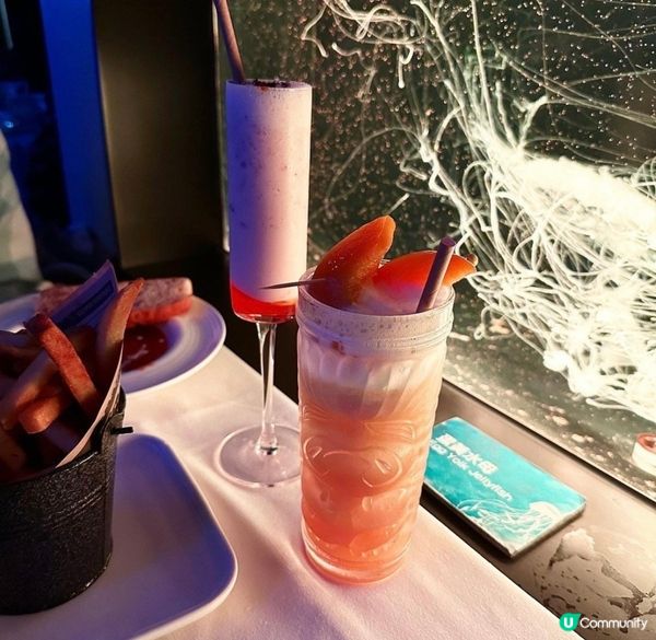 水母主題嘅餐廳真係第一次見，每一桌都有水母陪伴，個個都瘋狂打...