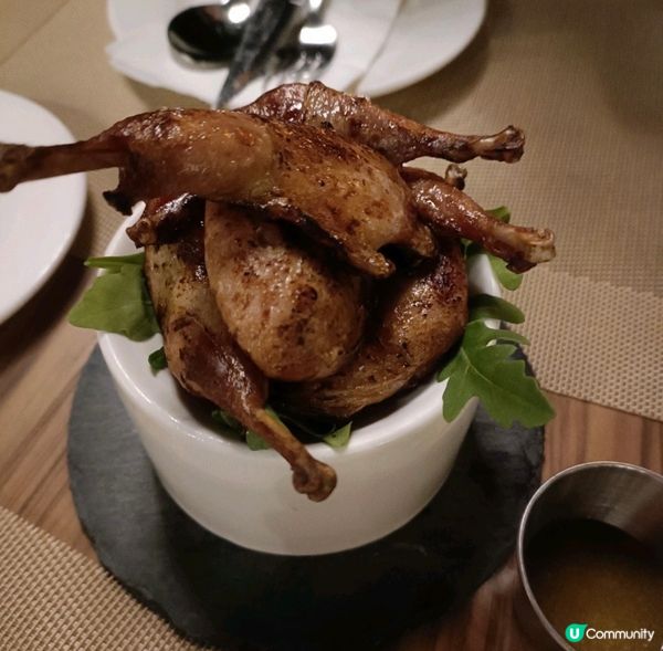 法式鵪鶉腿，上枱已聞 到有煙燻味好香，呢個煮法幾