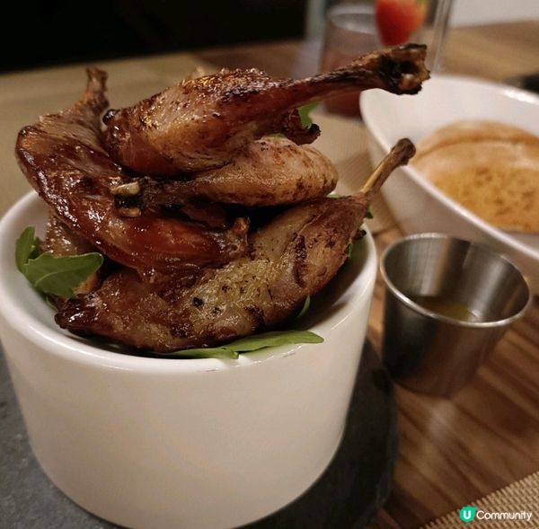 法式鵪鶉腿，上枱已聞 到有煙燻味好香，呢個煮法幾