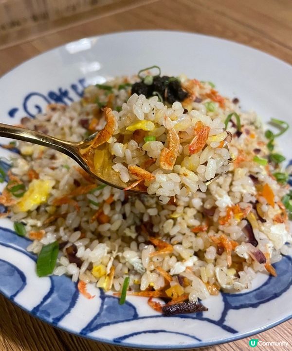 黑松露炒飯，飯炒得好乾身，粒粒分明唔油膩，加入顏色好靚嘅櫻花...