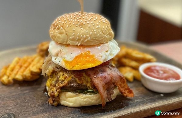 The BASE美國草飼牛肉芝士漢堡，牛肉厚實鬆軟而中心保持...