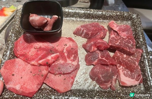 朋友生日就帶佢去食間高質素燒肉放題。到達後店員為我們安排卡位...