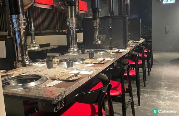 朋友生日就帶佢去食間高質素燒肉放題。到達後店員為我們安排卡位...