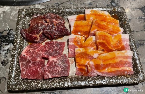 朋友生日就帶佢去食間高質素燒肉放題。到達後店員為我們安排卡位...