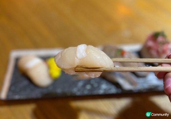 刺身有鯛魚、油甘、拖羅、海膽、赤蝦、螢光鱿魚，鯛魚肉質緊實彈...