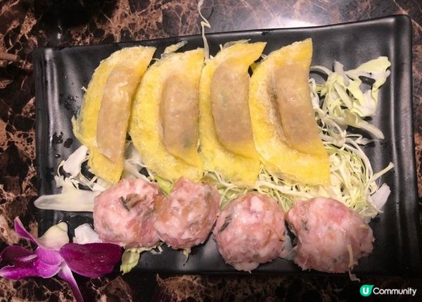 湯底我們選擇了酸菜白肉鍋及美顏滋補湯，酸菜白肉材料份量十足，...