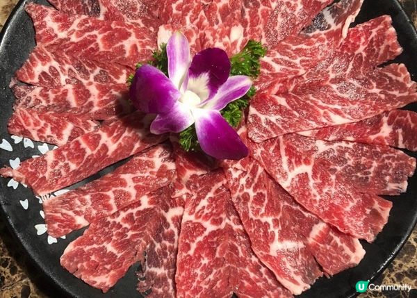 湯底我們選擇了酸菜白肉鍋及美顏滋補湯，酸菜白肉材料份量十足，...