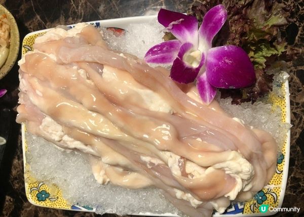 湯底我們選擇了酸菜白肉鍋及美顏滋補湯，酸菜白肉材料份量十足，...