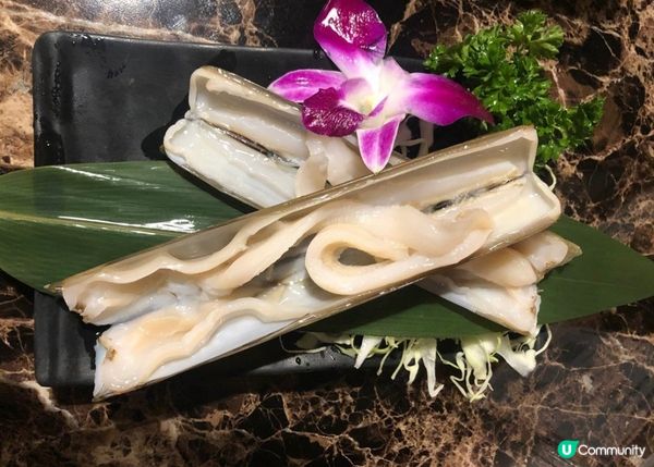 湯底我們選擇了酸菜白肉鍋及美顏滋補湯，酸菜白肉材料份量十足，...