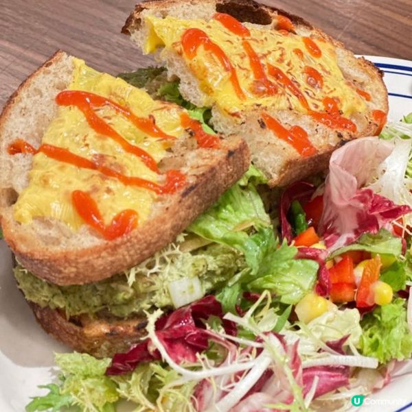 香辣雞扒三文治🥪餡料豐富·雞肉同醬汁好夾好味道