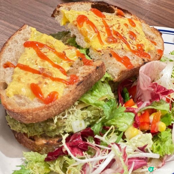 香辣雞扒三文治🥪餡料豐富·雞肉同醬汁好夾好味道