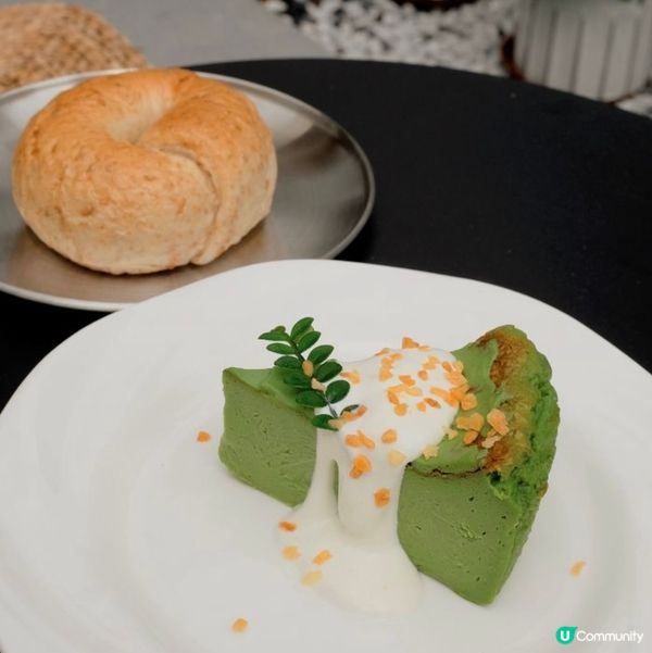 巴斯克開心果芝士蛋糕，開心果味濃郁，有淡淡的芝士味