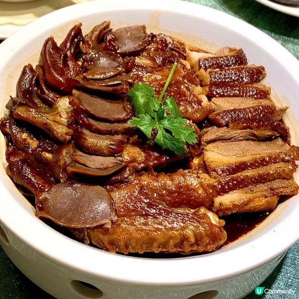 滷水拼盤很豐盛，肉嫩多汁又入味