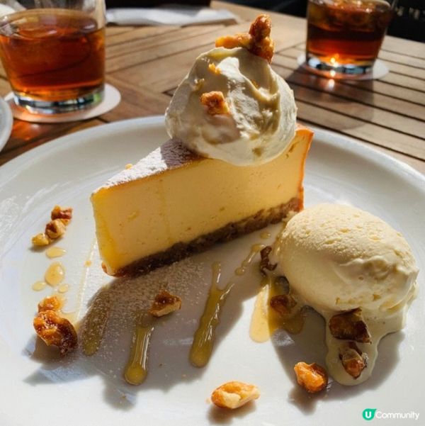 杏仁焦糖雪糕拼芝士蛋糕，雪糕香滑細膩，蛋糕入口即溶