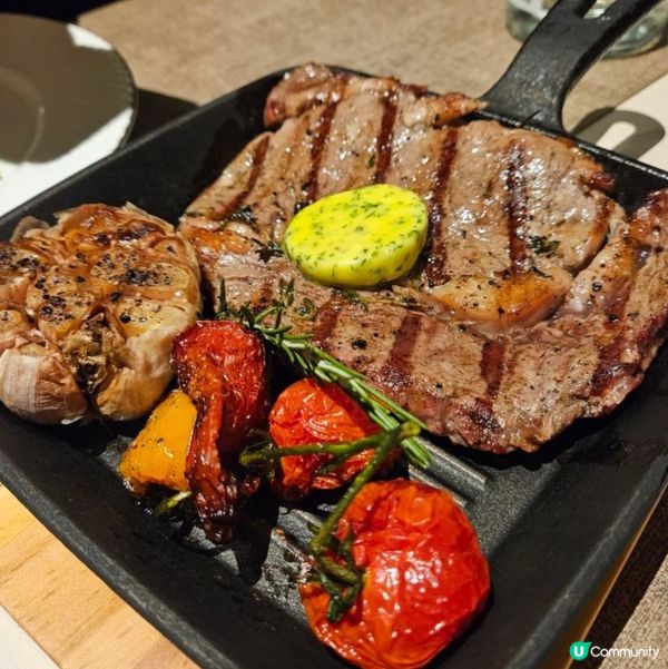 鐵板西冷牛扒熱辣辣，牛扒肉質結實，鮮嫩多汁