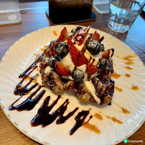 鮮果雪糕窩夫，水果鮮甜，雪糕香滑，窩夫外脆內軟滋味十足