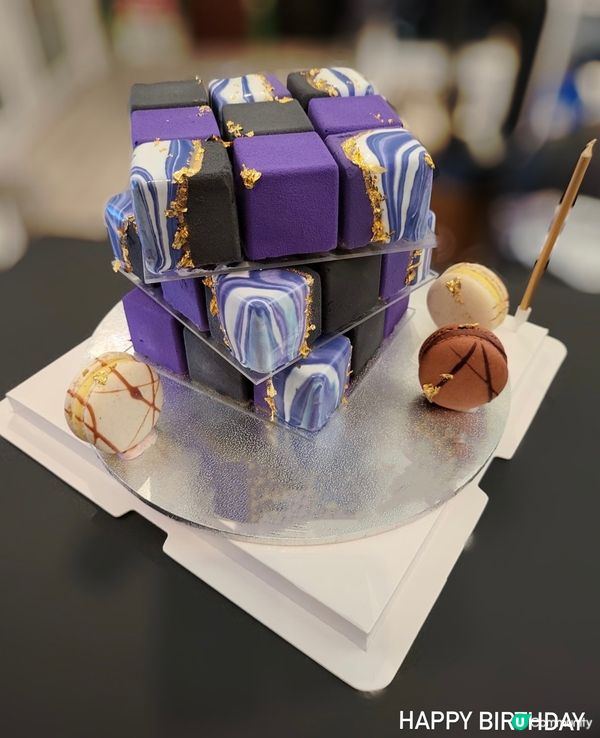 魔方，旋轉扭計骰蛋糕，每件都由4種唔同味道配搭而成，一試難忘...