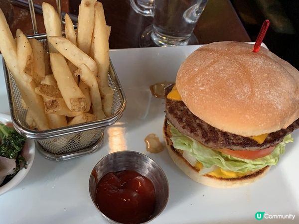 芝士牛肉漢堡，拼薯條