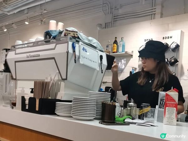 1.  油街藝術遊☕️！薄荷朱古力+拉花😍！估下係咩？