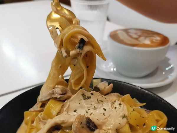 1.  油街藝術遊☕️！薄荷朱古力+拉花😍！估下係咩？