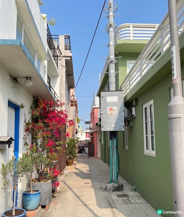 去鶴咀的路上會途徑石澳小鎮，整個村都是彩色房子，真的好好看。...