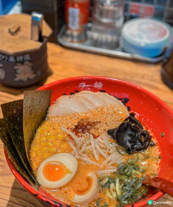 去吃這家「鈍屋拉麵」，這家店是24小時的，我到的時候已經有人...