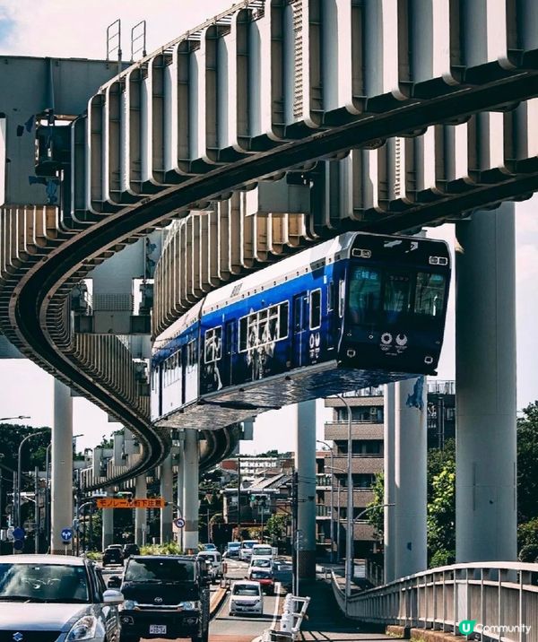 懸浮在空中的湘南單軌電車，垂吊的車廂奔馳在馬路的上空，像是「...
