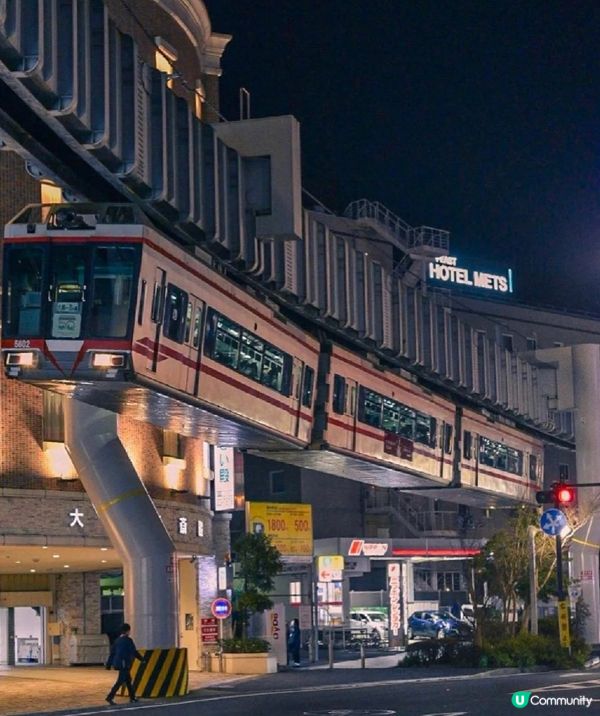 懸浮在空中的湘南單軌電車，垂吊的車廂奔馳在馬路的上空，像是「...